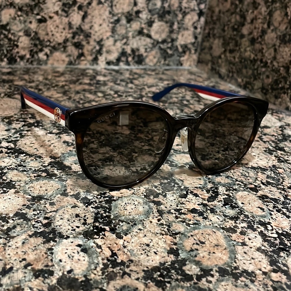 Low Bridge Fit
Shape: Round
Frame material: Acetate
Frame color: Tortoise